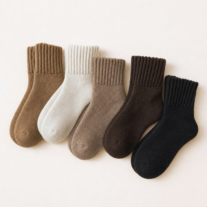 Fünf Kuschelsocken in fünf Farben