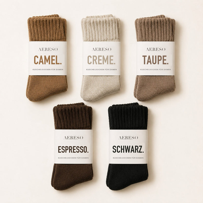 Fünf gerollte Socken mit Papierbanderole