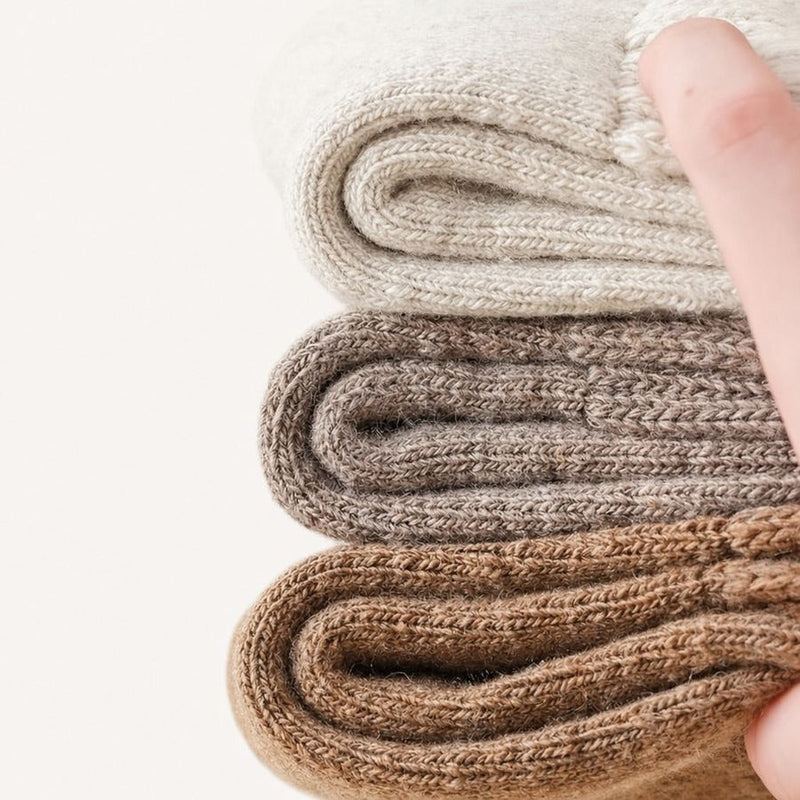Stapel dicker cremefarbener Socken – man sieht, wie dick der Bund ist