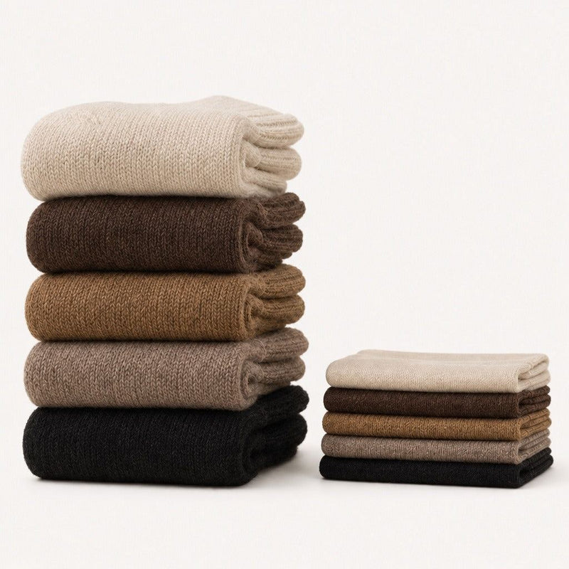 Dicker Stapel Kuschelsocken neben dünnen normalen Socken