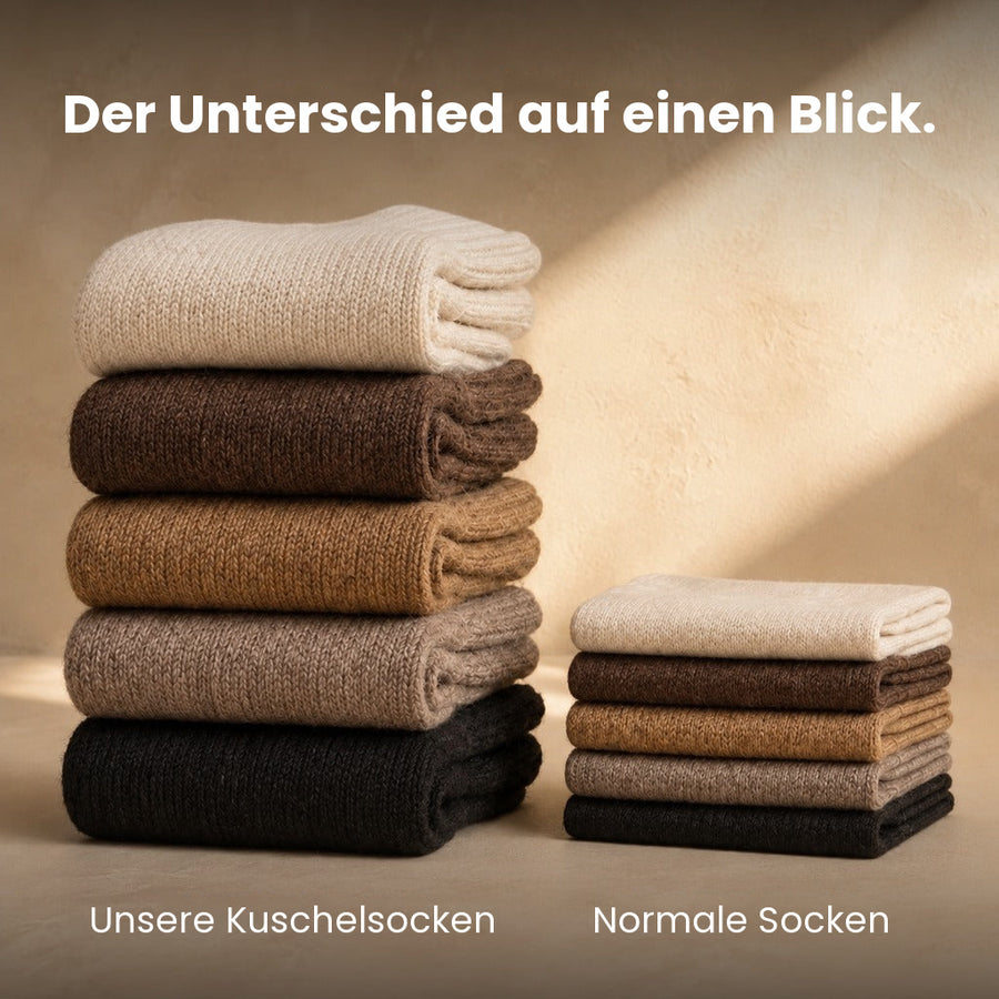 Dicker Stapel Kuschelsocken neben dünnen normalen Socken