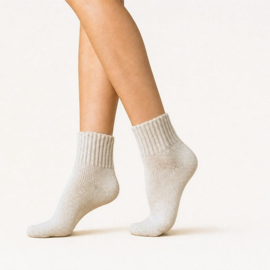 Cremefarbene Kuschelsocken